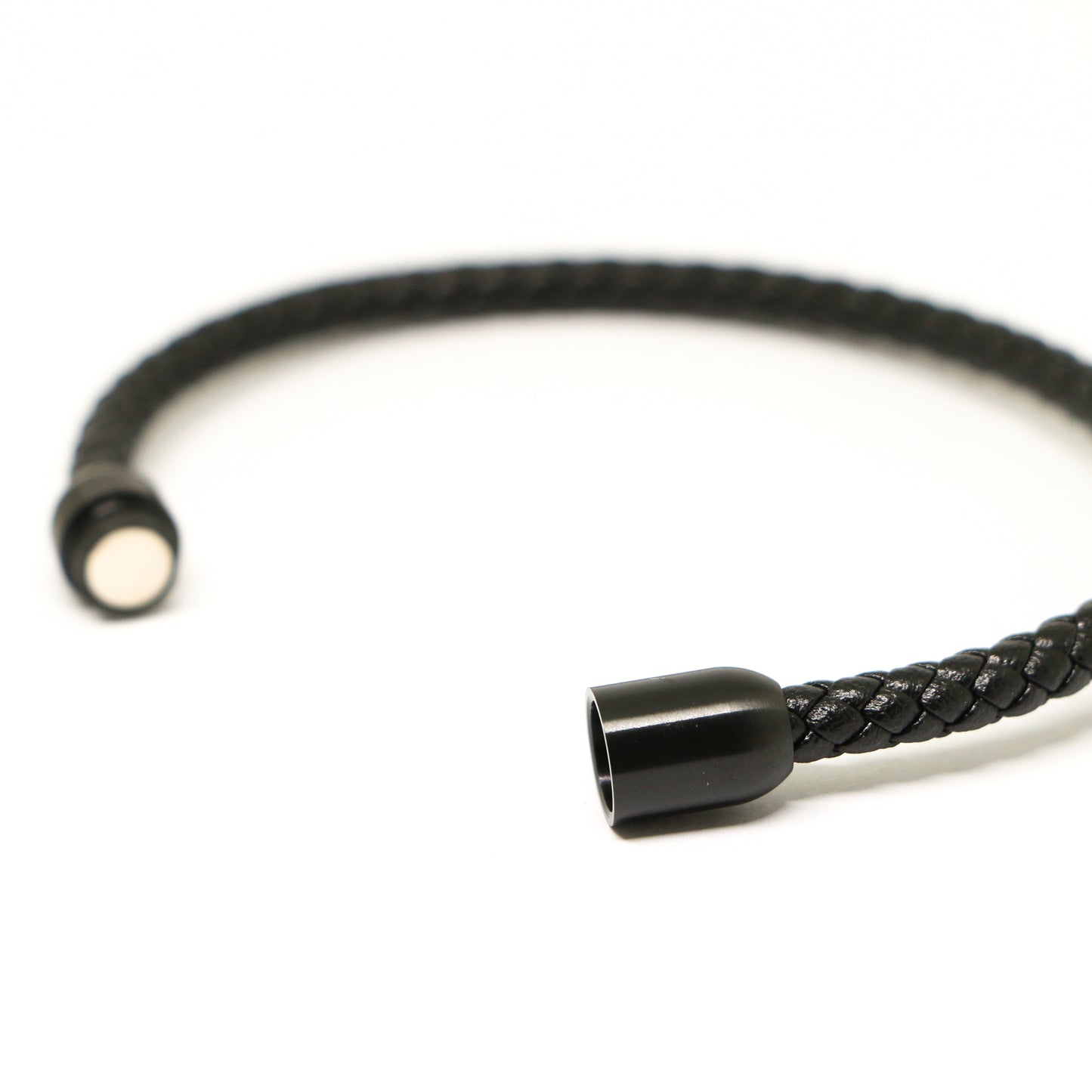Pulsera de cuero con cierre magnético BLACK