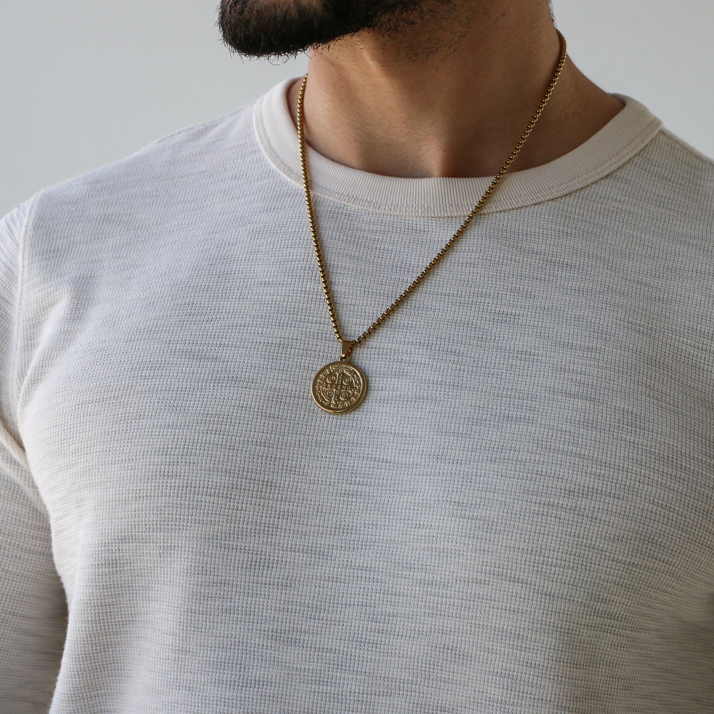 Cadena Box con Medalla de San Benito GOLD