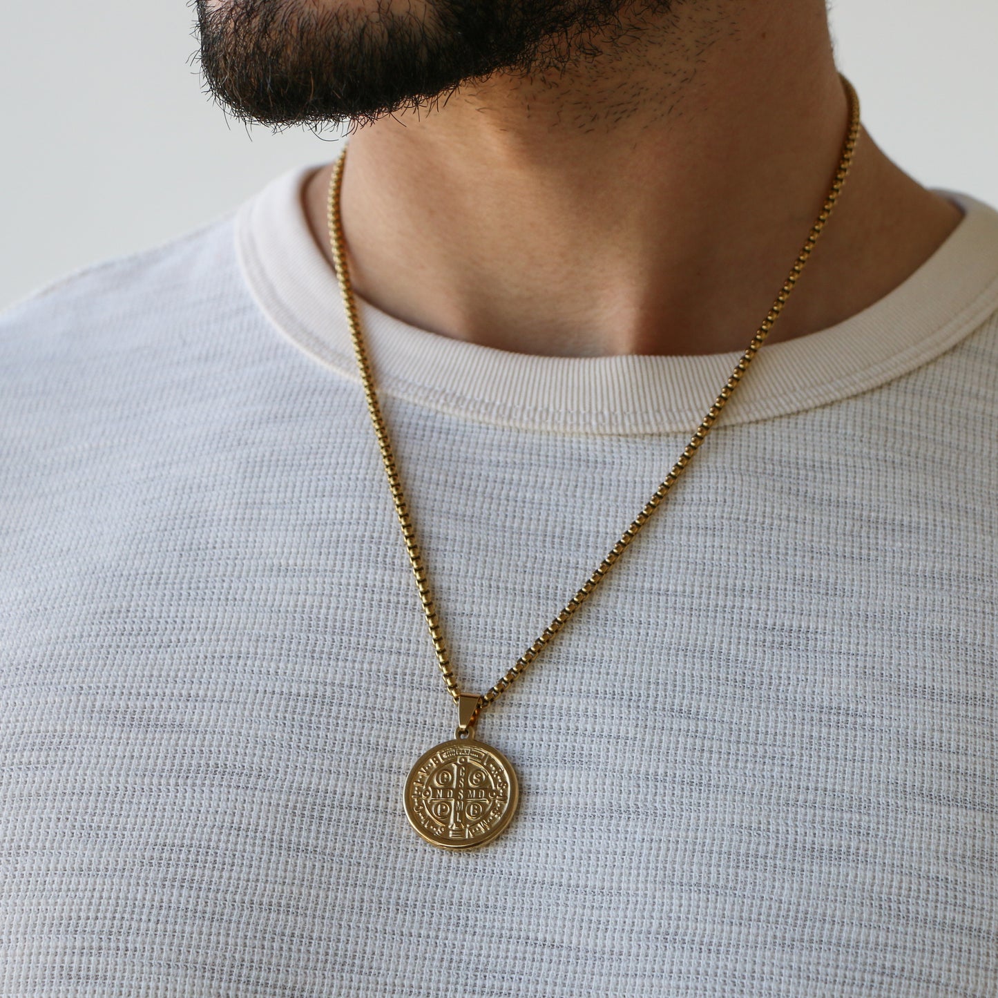 Cadena Box con Medalla de San Benito GOLD