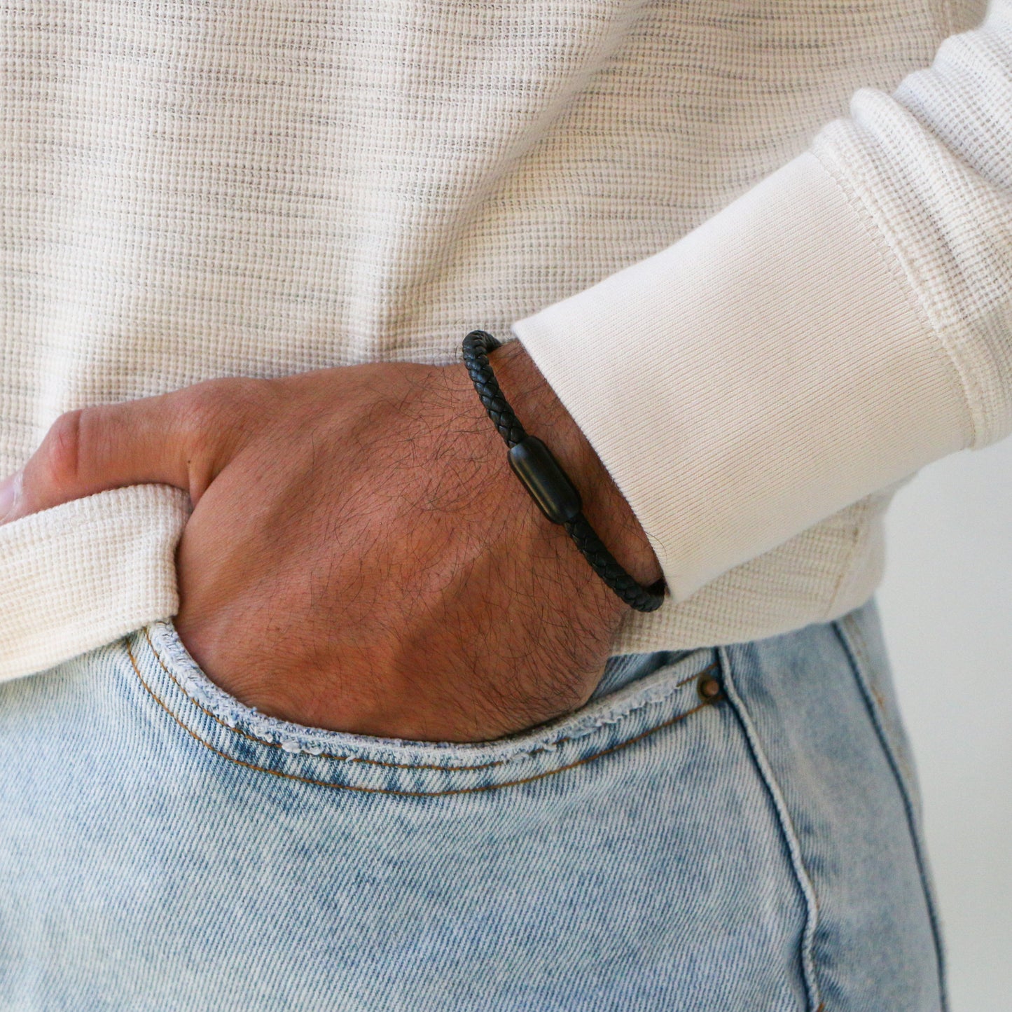 Pulsera de cuero con cierre magnético BLACK